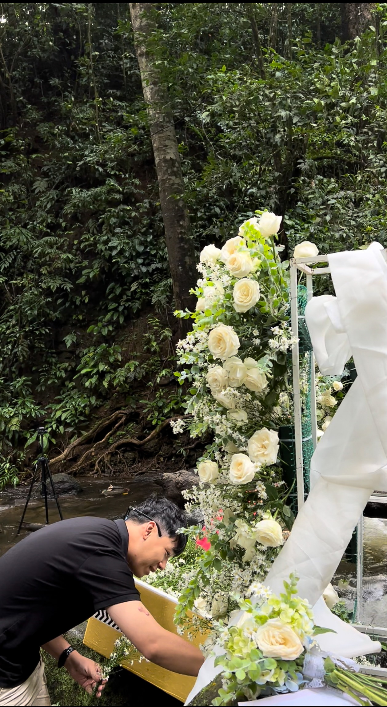 Cô dâu tổ chức đám cưới bí mật chỉ có vỏn vẹn 6 khách mời tại thác Lưu Ly ở Đắk Nông - Ảnh 4.