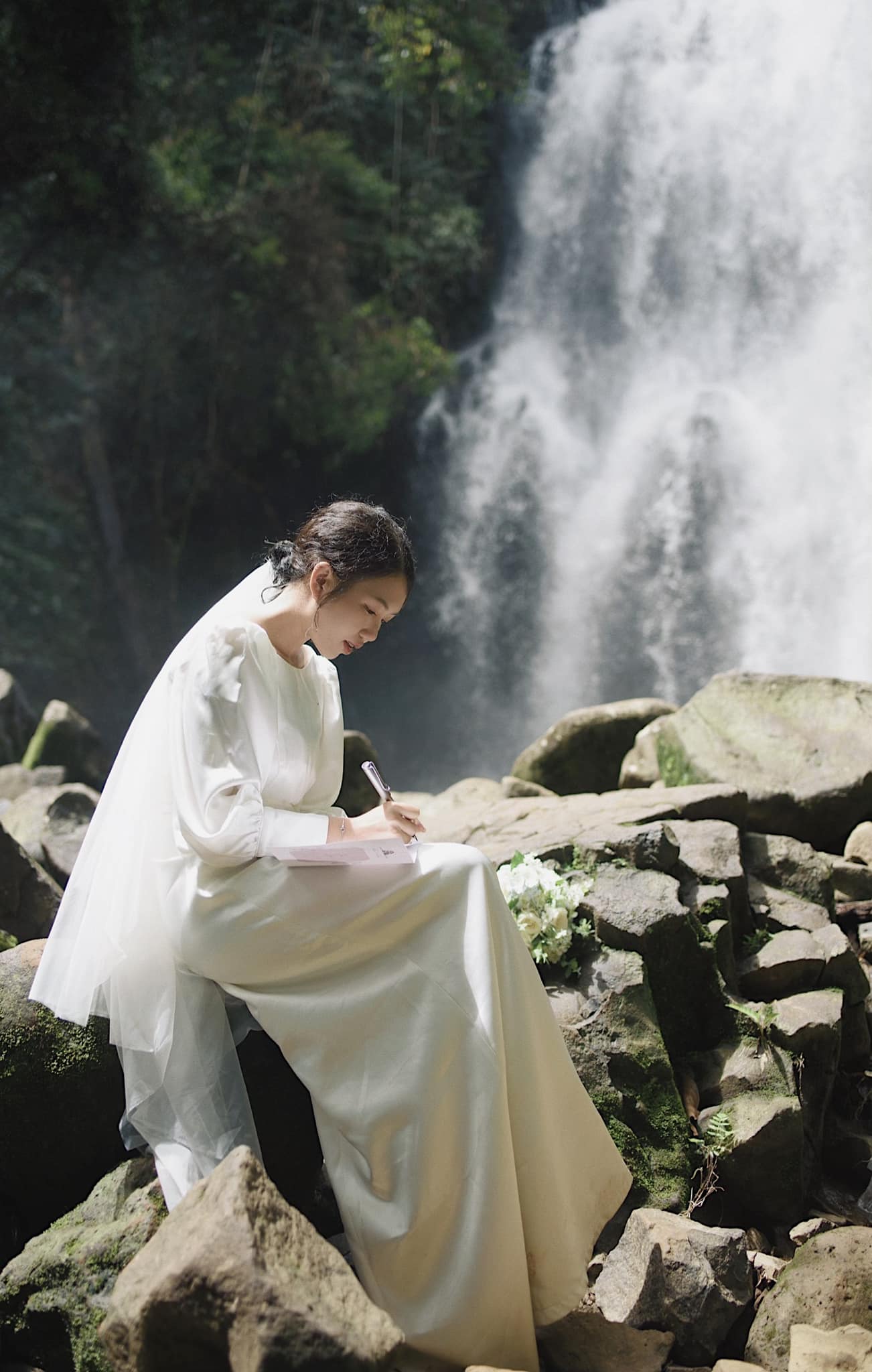 Cô dâu tổ chức đám cưới bí mật chỉ có vỏn vẹn 6 khách mời tại thác Lưu Ly ở Đắk Nông - Ảnh 1.