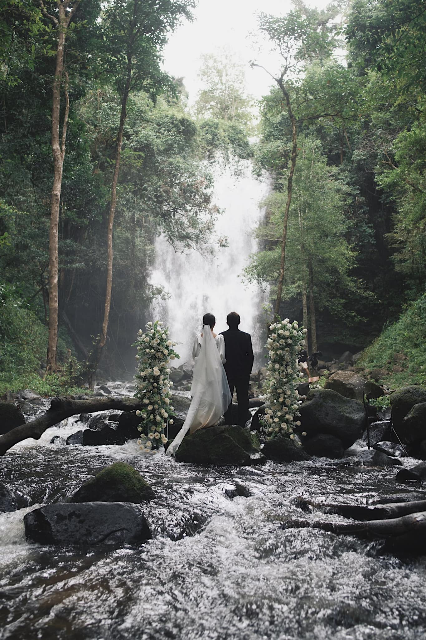 Cô dâu tổ chức đám cưới bí mật chỉ có vỏn vẹn 6 khách mời tại thác Lưu Ly ở Đắk Nông - Ảnh 14.