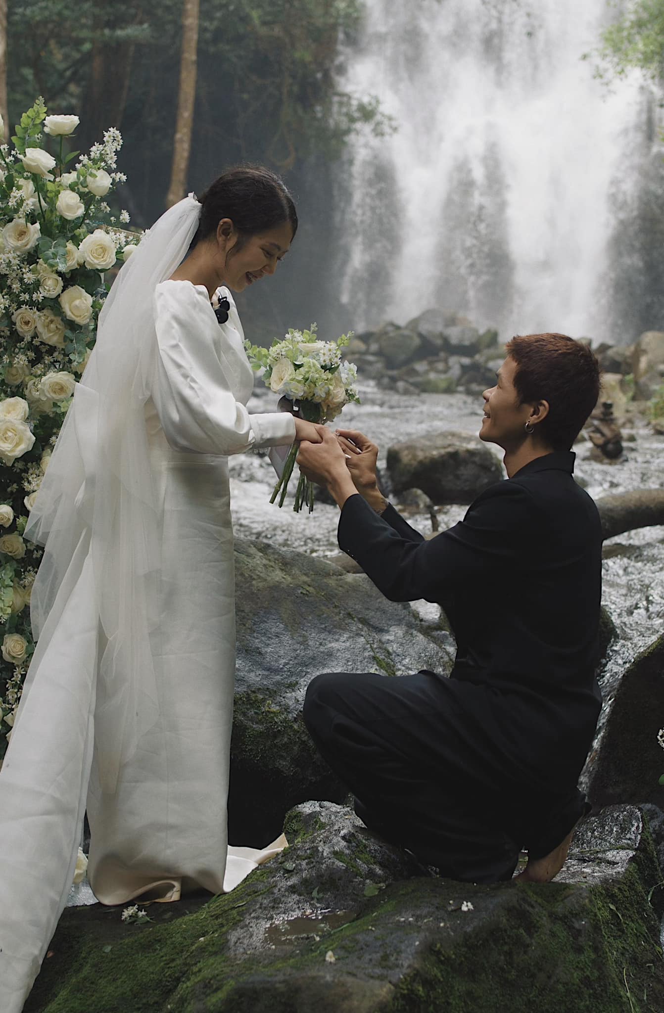 Cô dâu tổ chức đám cưới bí mật chỉ có vỏn vẹn 6 khách mời tại thác Lưu Ly ở Đắk Nông - Ảnh 13.