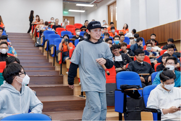 FPT Telecom International cùng Amazon Web Services chia sẻ về vấn đề tuyển dụng cho sinh viên - Ảnh 4. FPT Telecom International cùng Amazon Web Services chia sẻ về vấn đề tuyển dụng cho sinh viên - Ảnh 4.