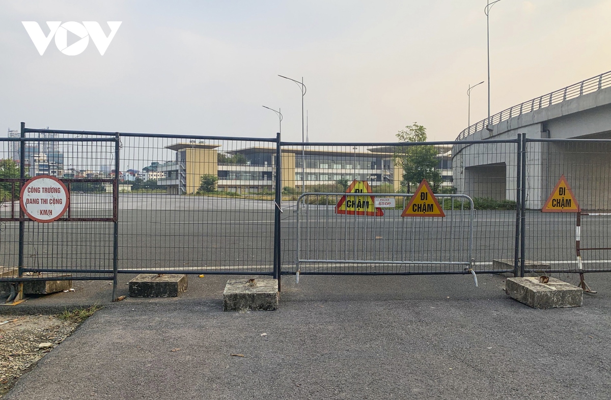 Đường đua F1 ở Hà Nội bị bỏ hoang, cỏ dại và rác thải đua nhau chiếm chỗ - Ảnh 9.