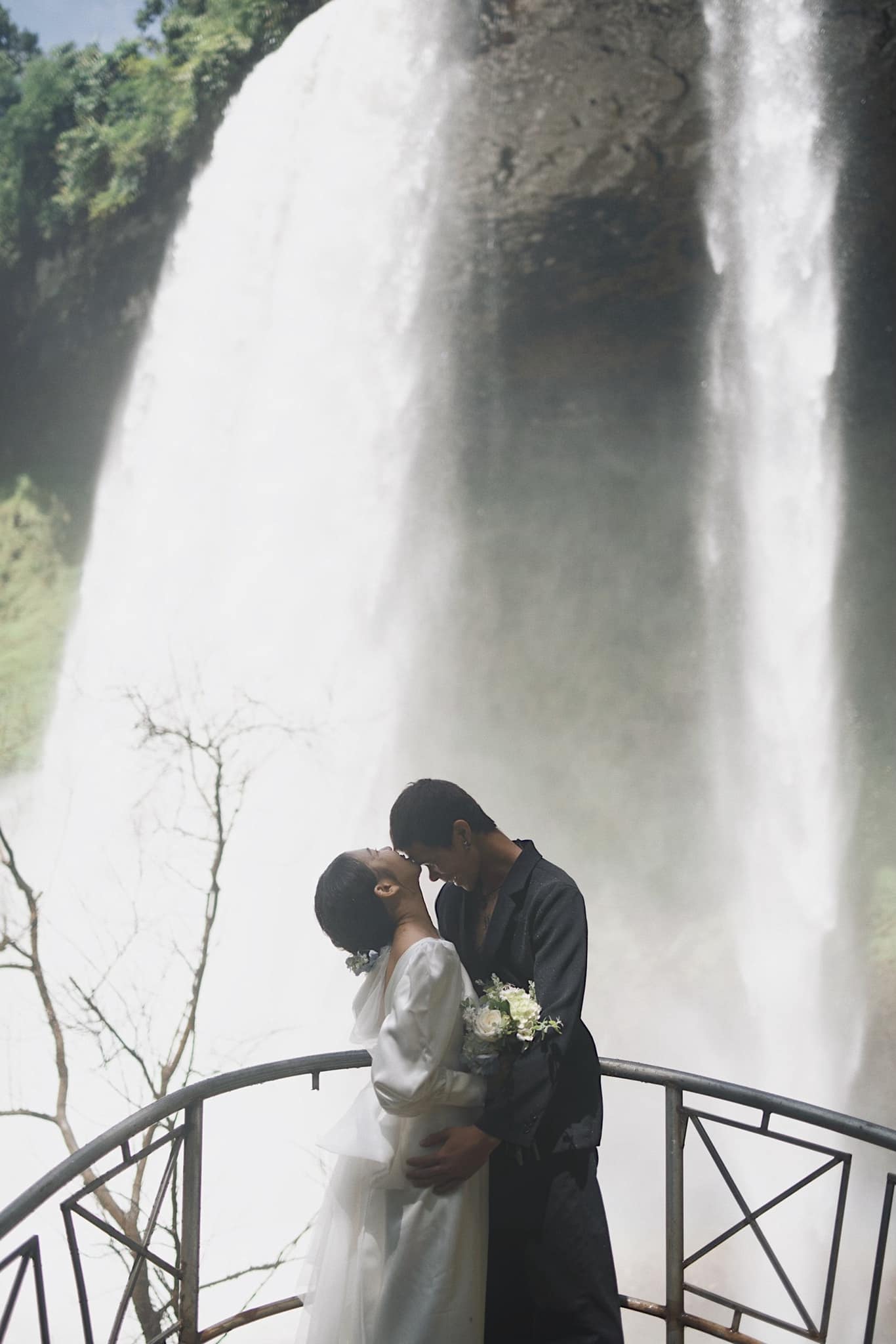 Cô dâu tổ chức đám cưới bí mật chỉ có vỏn vẹn 6 khách mời tại thác Lưu Ly ở Đắk Nông - Ảnh 12.