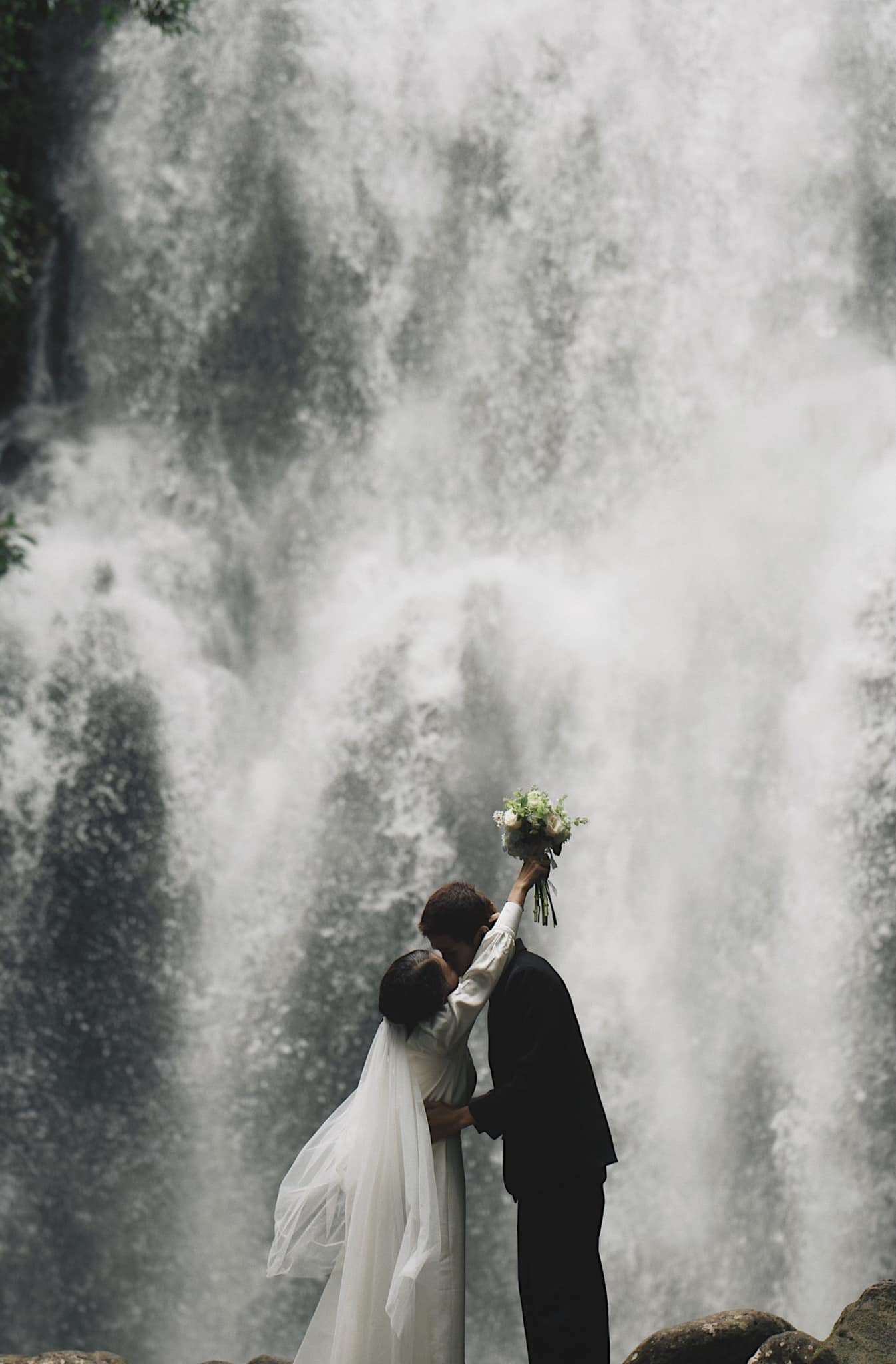 Cô dâu tổ chức đám cưới bí mật chỉ có vỏn vẹn 6 khách mời tại thác Lưu Ly ở Đắk Nông - Ảnh 11.