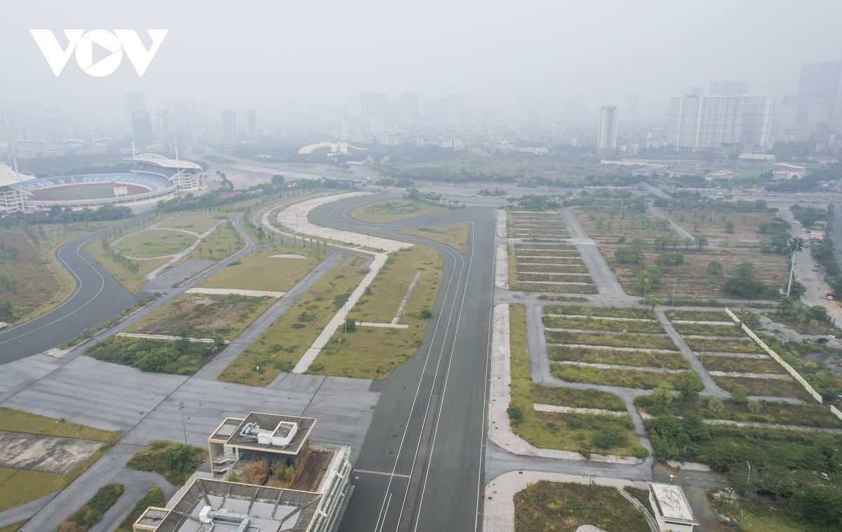 Đường đua F1 ở Hà Nội bị bỏ hoang, cỏ dại và rác thải đua nhau chiếm chỗ - Ảnh 4.