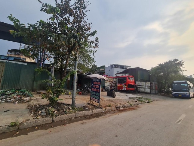 Hà Nội: Bãi xe, kho hàng không phép ồ ạt 'mọc' trên đất dự án ảnh 2