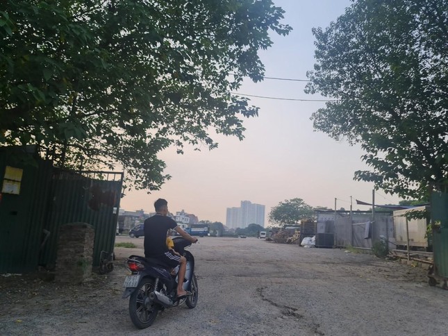Hà Nội: Bãi xe, kho hàng không phép ồ ạt 'mọc' trên đất dự án ảnh 5