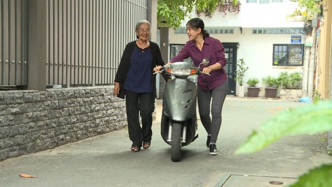 Nữ diễn viên 91 tuổi vẫn chạy xe máy, mỗi ngày tập 1 động tác 109 lần - Ảnh 1.