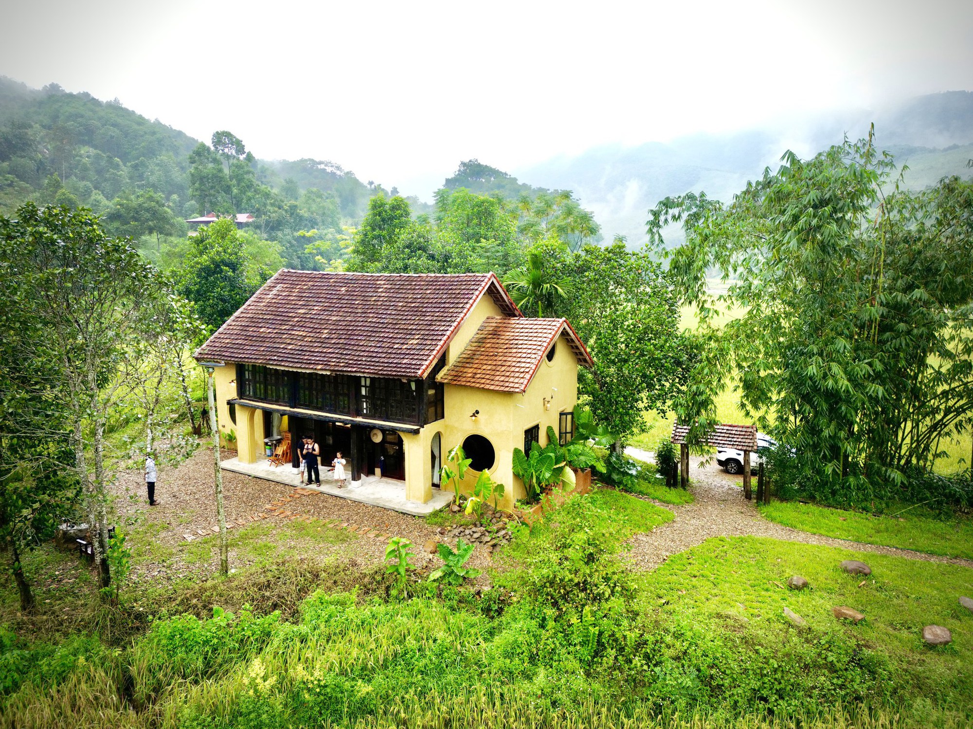 Hãy ngắm nhìn thiết kế ngôi nhà làng quê tuyệt đẹp trong hình ảnh này! Với vẻ đẹp đơn giản nhưng đầy ấm cúng, ngôi nhà làng quê chắc chắn sẽ khiến bạn thích thú và muốn tìm hiểu thêm về kiến trúc truyền thống của Việt Nam.