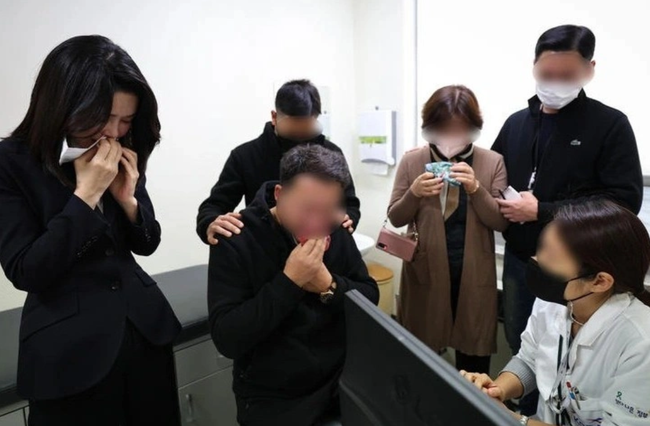 Đau đớn con trai chết não, gia đình nạn nhân trong thảm kịch Itaewon quyết định hiến tạng của con để cứu sống 9 người khác - Ảnh 2.