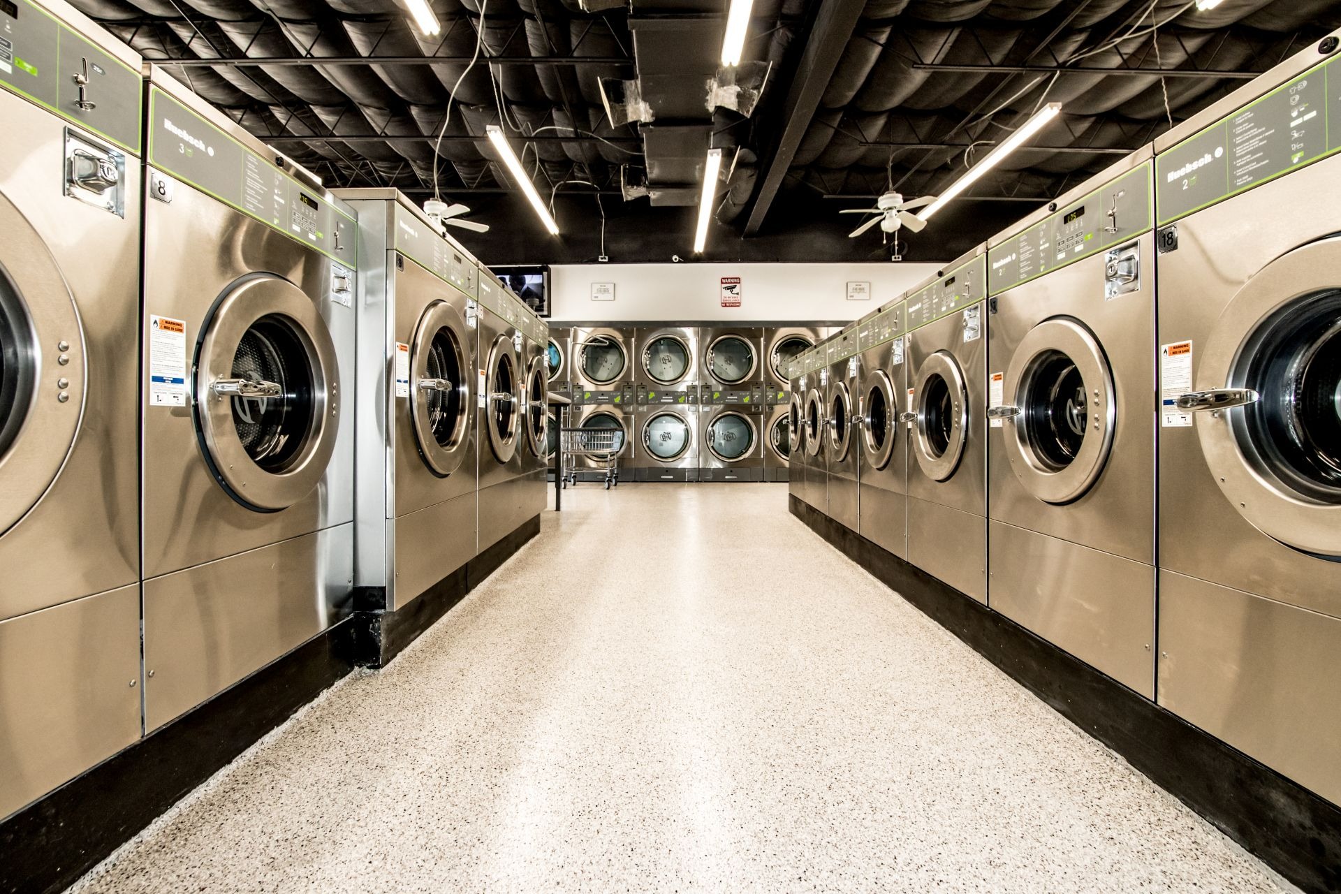 Hành trình đi lên từ con số 0 của doanh nghiệp kinh doanh giặt là trị giá triệu USD - Ảnh 2.