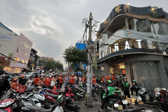 Chiếc ly Cầu Vồng có gì đặc biệt mà đang làm mưa làm gió khắp cộng đồng mạng, người mua lẫn shipper xếp hàng dài chờ 'săn' - Ảnh 5.