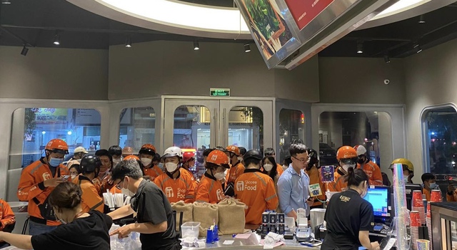 Chiếc ly Cầu Vồng có gì đặc biệt mà đang làm mưa làm gió khắp cộng đồng mạng, người mua lẫn shipper xếp hàng dài chờ 'săn' - Ảnh 6.