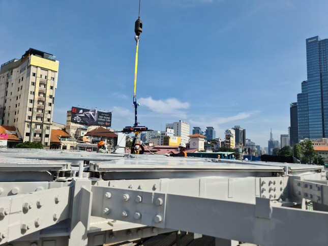 Cận cảnh thi công giếng trời 'khổng lồ' hình hoa sen của tuyến Metro số 1 Bến Thành ảnh 6