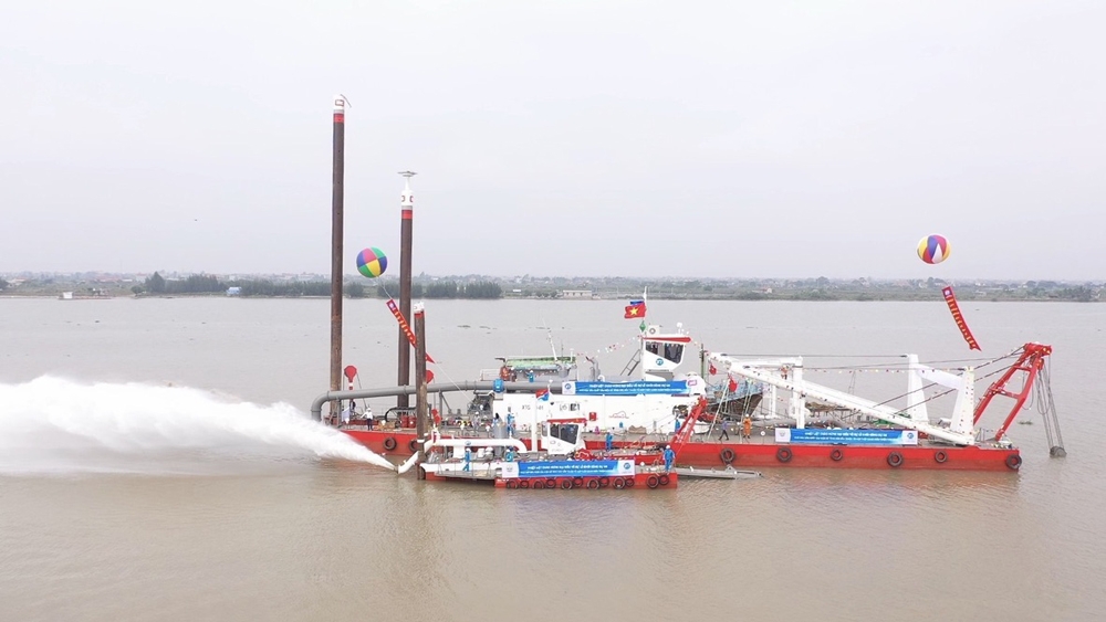 Trong cơn bĩ cực của ngành thép, anh trai bầu Thụy khởi công dự án thuộc tổ hợp thép quy mô 100.000 tỷ đồng - Ảnh 1. Trong cơn bĩ cực của ngành thép, anh trai bầu Thụy khởi công dự án thuộc tổ hợp thép quy mô 100.000 tỷ đồng - Ảnh 1.