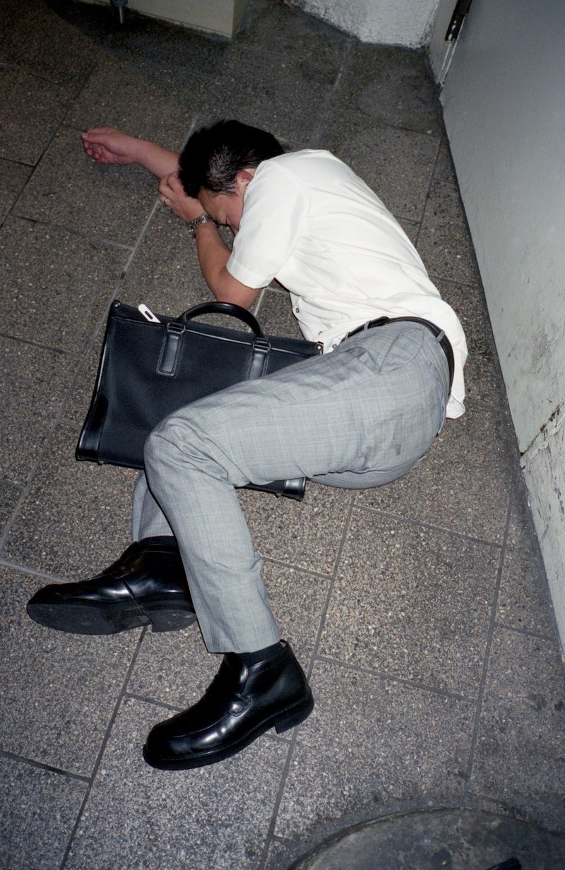Làm việc 60 giờ một tuần thì như thế nào? Bộ ảnh chứng minh sự kiệt sức của dân văn phòng Nhật Bản - Ảnh 4.