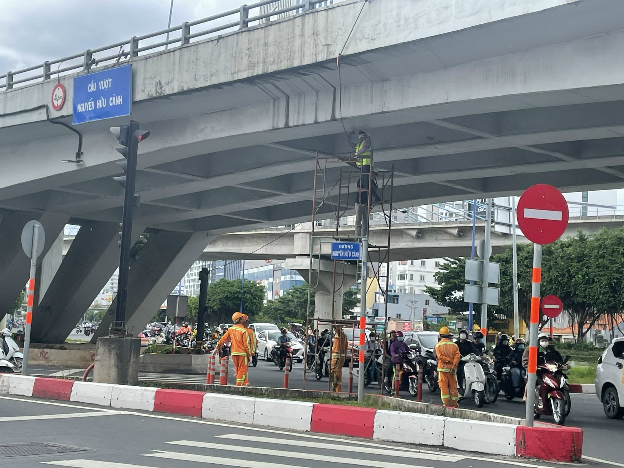 NÓNG: Cấm tất cả phương tiện lưu thông dưới dạ cầu vượt Nguyễn Hữu Cảnh  - Ảnh 1.