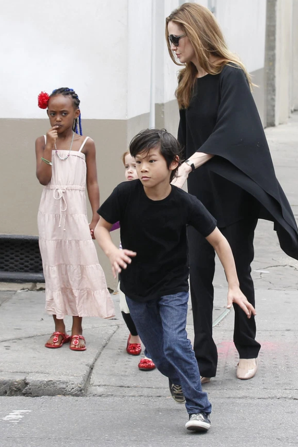 Sau 16 năm, cậu bé gốc Việt được Angelina Jolie nhận làm con nuôi giờ ra sao? - Ảnh 5. Sau 16 năm, cậu bé gốc Việt được Angelina Jolie nhận làm con nuôi giờ ra sao? - Ảnh 5.