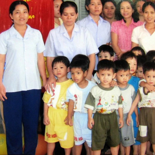 Sau 16 năm, cậu bé gốc Việt được Angelina Jolie nhận làm con nuôi giờ ra sao? - Ảnh 2. Sau 16 năm, cậu bé gốc Việt được Angelina Jolie nhận làm con nuôi giờ ra sao? - Ảnh 2.