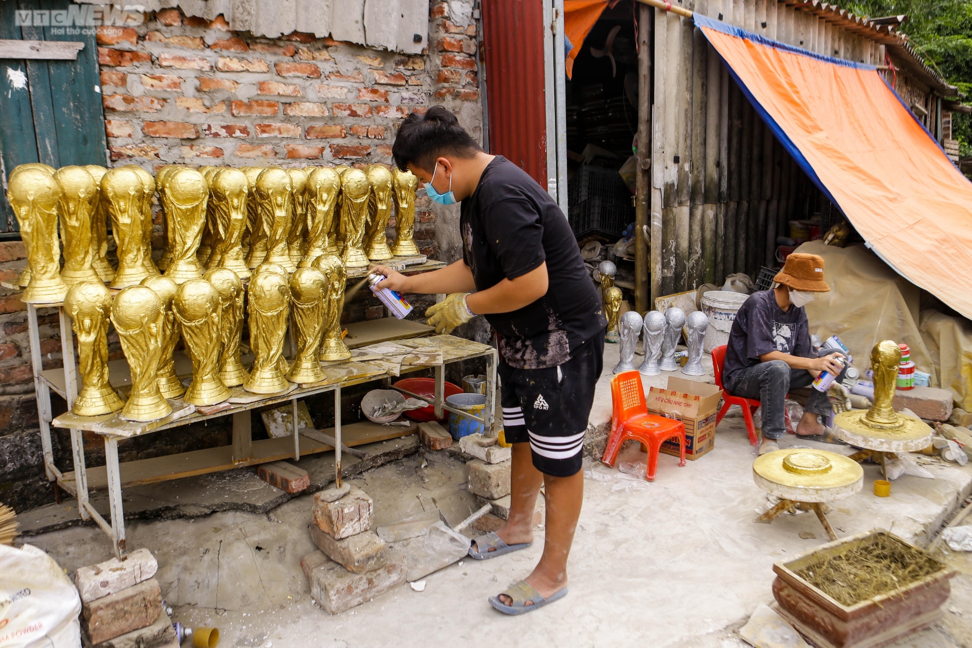 Xem người làng gốm Bát Tràng sản xuất cúp vàng World Cup 2022 - 7