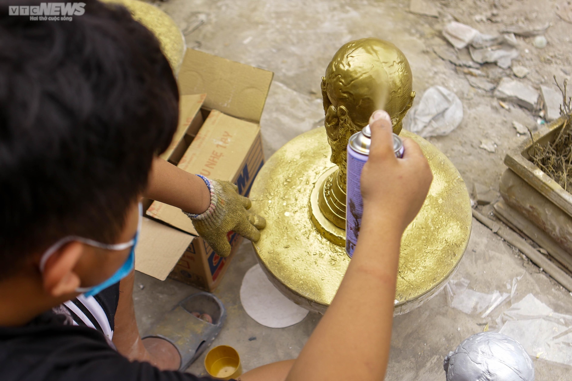 Xem người làng gốm Bát Tràng sản xuất cúp vàng World Cup 2022 - 8