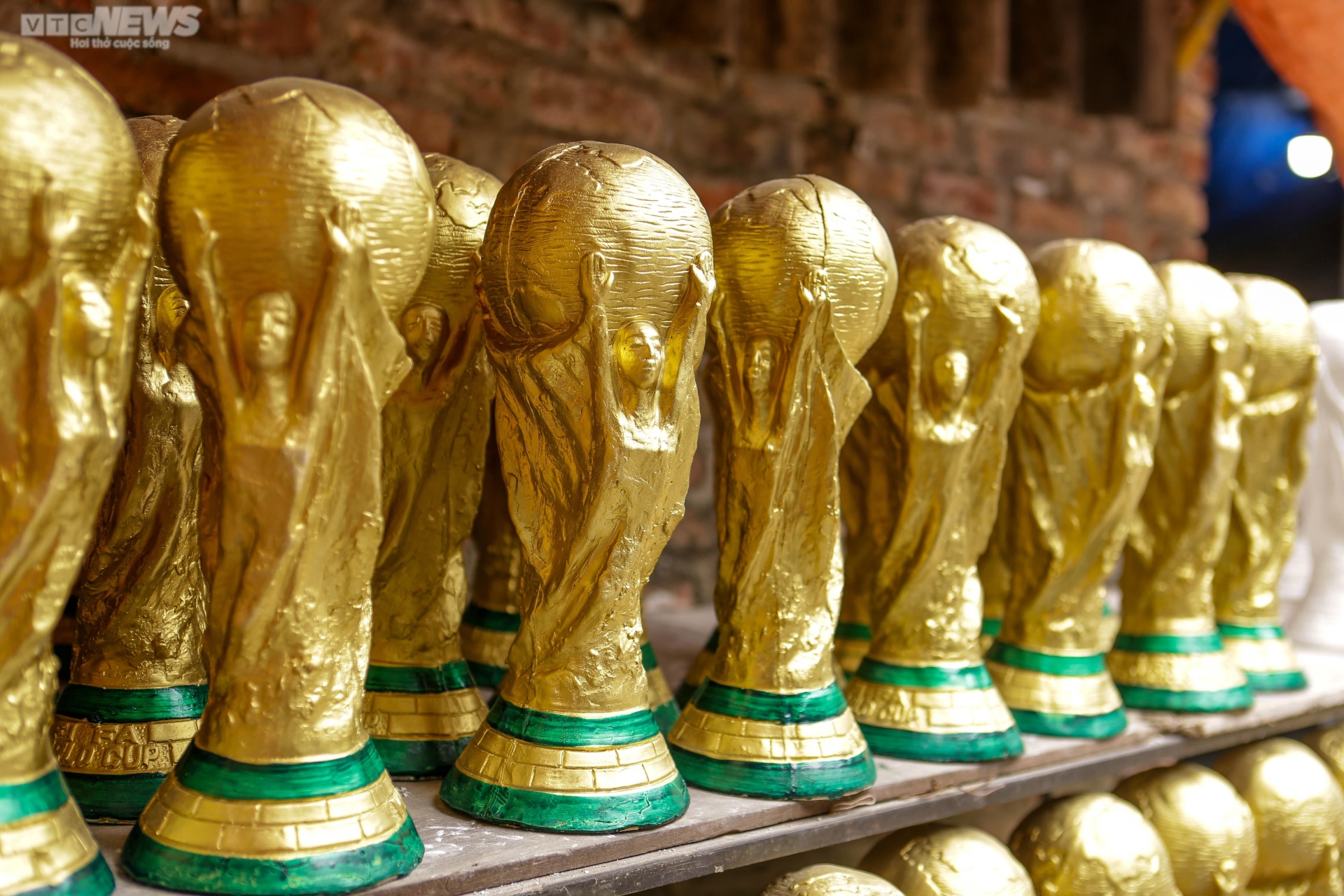 Xem người làng gốm Bát Tràng sản xuất cúp vàng World Cup 2022 - 11