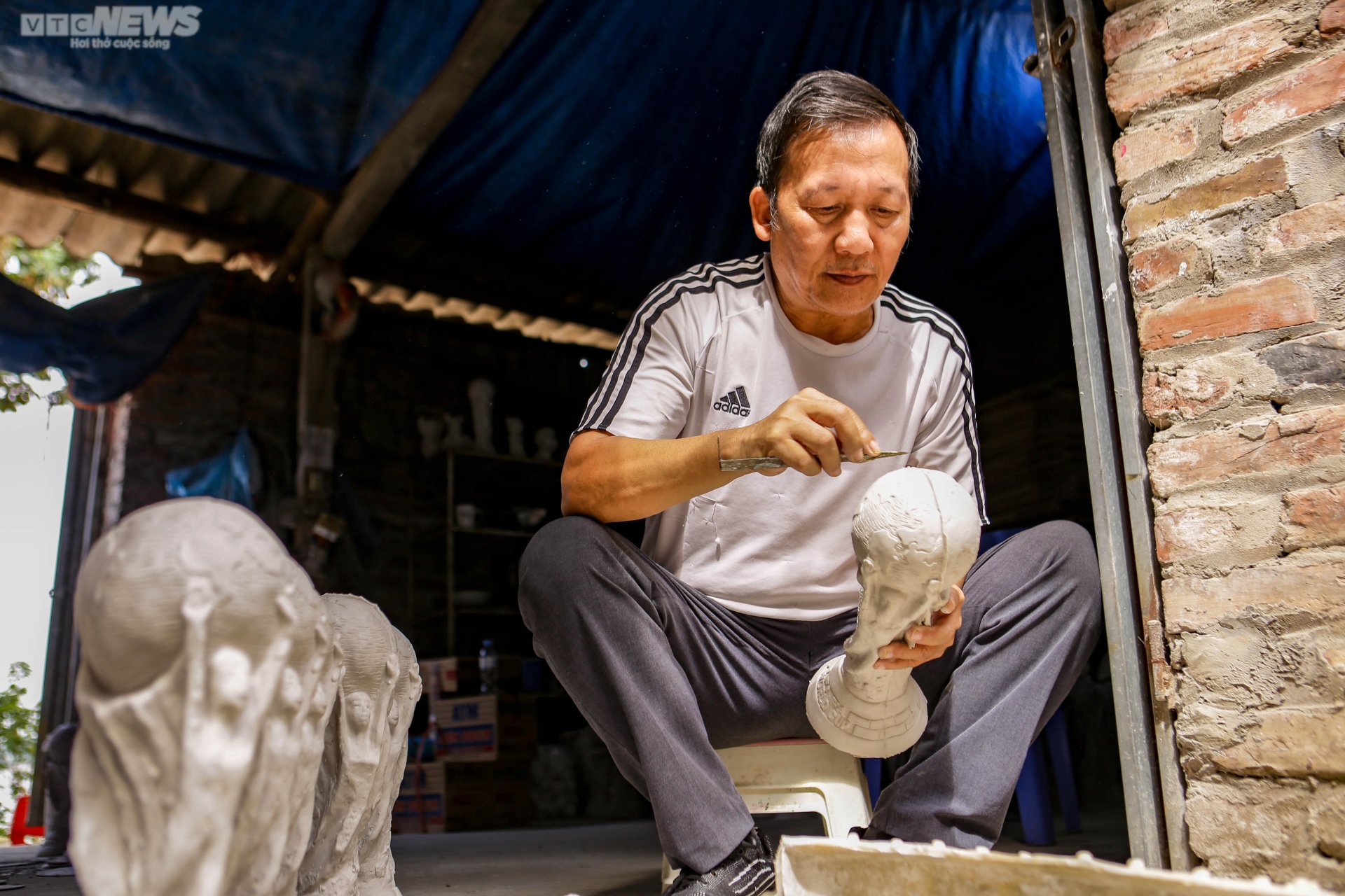 Xem người làng gốm Bát Tràng sản xuất cúp vàng World Cup 2022 - 2