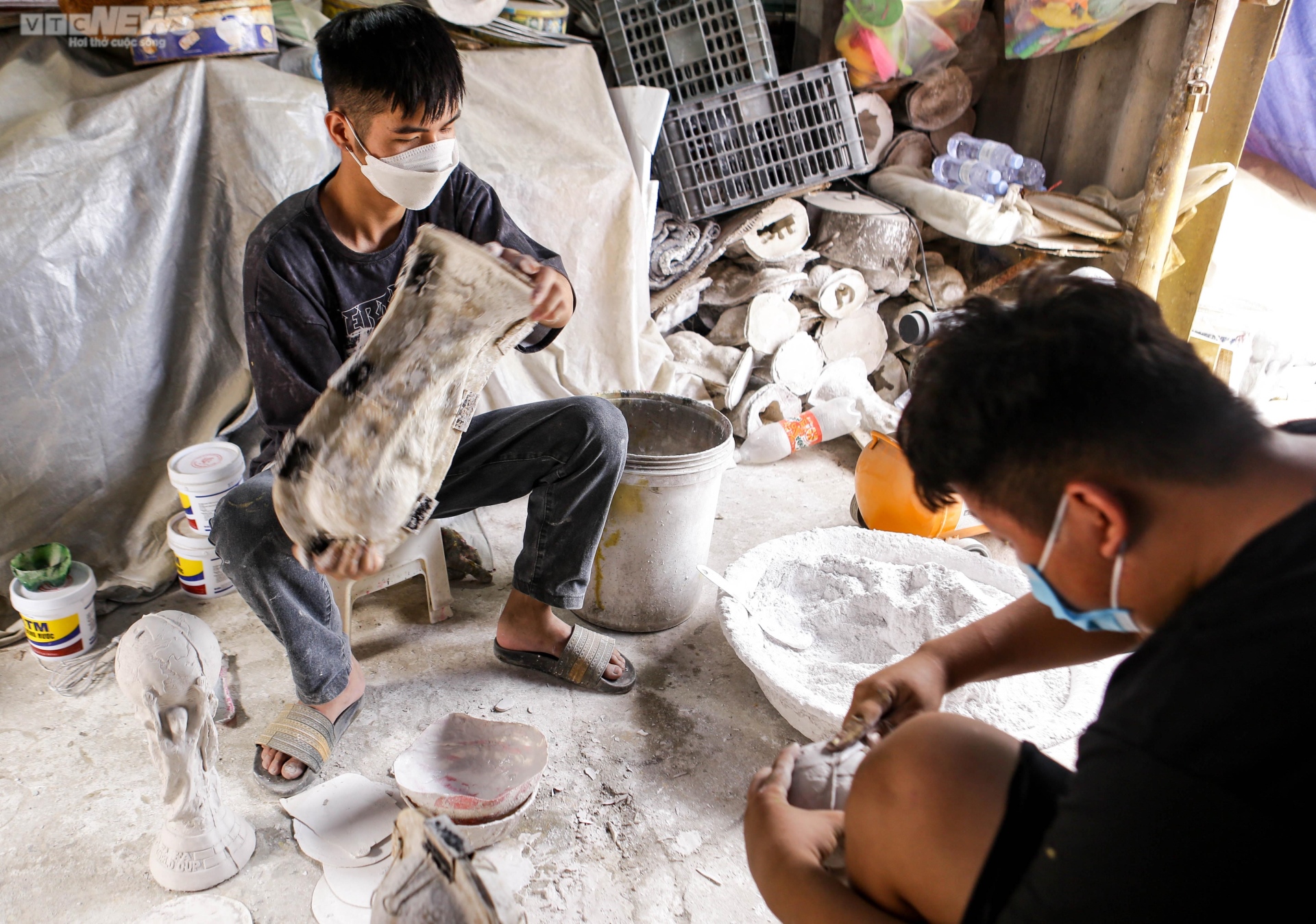 Xem người làng gốm Bát Tràng sản xuất cúp vàng World Cup 2022 - 6