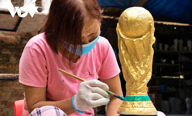 Tận mắt xem sản xuất “Cúp vàng” World Cup 2022 ở làng gốm Bát Tràng - Ảnh 9.