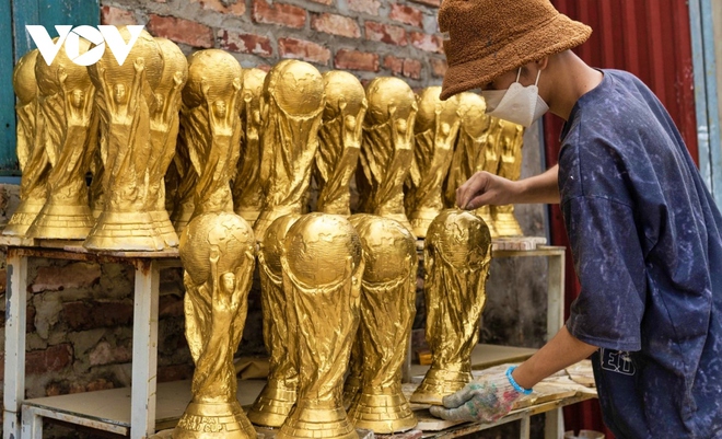 Tận mắt xem sản xuất “Cúp vàng” World Cup 2022 ở làng gốm Bát Tràng - Ảnh 8.
