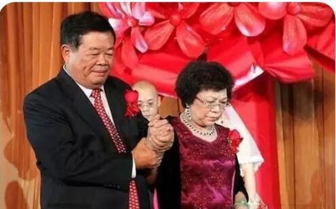 Ông vua thủy tinh nghe cha mẹ lấy cô gái mù chữ và cái kết bất ngờ: Người ta nói tập đoàn này là của tôi nhưng về pháp lý, của vợ tôi cả đấy - Ảnh 3. Ông vua thủy tinh nghe cha mẹ lấy cô gái mù chữ và cái kết bất ngờ: Người ta nói tập đoàn này là của tôi nhưng về pháp lý, của vợ tôi cả đấy - Ảnh 3.