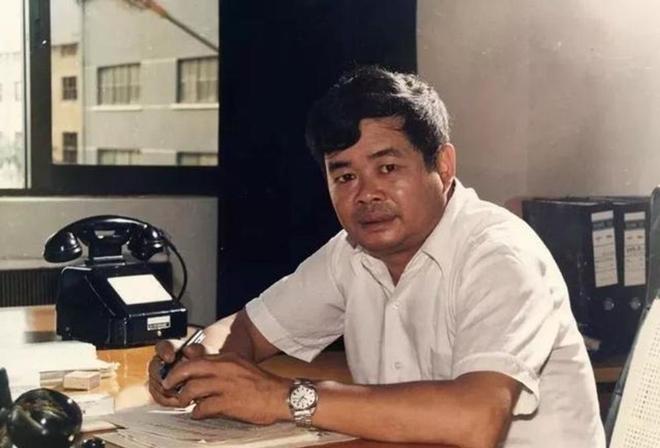 Ông vua thủy tinh nghe cha mẹ lấy cô gái mù chữ và cái kết bất ngờ: Người ta nói tập đoàn này là của tôi nhưng về pháp lý, của vợ tôi cả đấy - Ảnh 1. Ông vua thủy tinh nghe cha mẹ lấy cô gái mù chữ và cái kết bất ngờ: Người ta nói tập đoàn này là của tôi nhưng về pháp lý, của vợ tôi cả đấy - Ảnh 1.