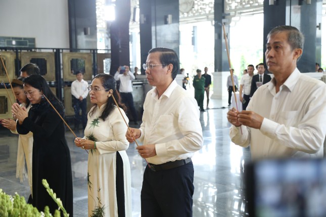 TPHCM tưởng nhớ hơn 23.000 người qua đời vì COVID-19 sau một năm bình thường mới - Ảnh 6. TPHCM tưởng nhớ hơn 23.000 người qua đời vì COVID-19 sau một năm bình thường mới ảnh 6