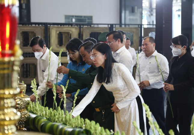 TPHCM tưởng nhớ hơn 23.000 người qua đời vì COVID-19 sau một năm bình thường mới - Ảnh 8. TPHCM tưởng nhớ hơn 23.000 người qua đời vì COVID-19 sau một năm bình thường mới ảnh 8