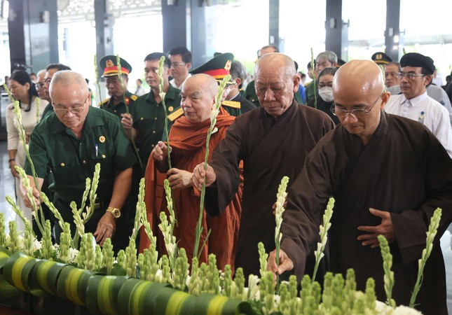 TPHCM tưởng nhớ hơn 23.000 người qua đời vì COVID-19 sau một năm bình thường mới - Ảnh 7. TPHCM tưởng nhớ hơn 23.000 người qua đời vì COVID-19 sau một năm bình thường mới ảnh 7