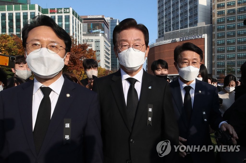 Thảm kịch Itaewon: Hai đồn cảnh sát Seoul và Yongsan bị đột kích - Ảnh 2.