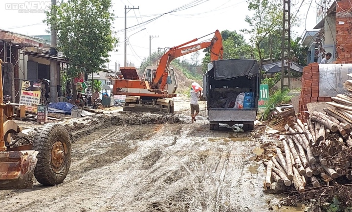 Đường hơn 700 tỷ đồng chậm tiến độ, vừa thảm nhựa đã nứt gãy hàng trăm mét - 12