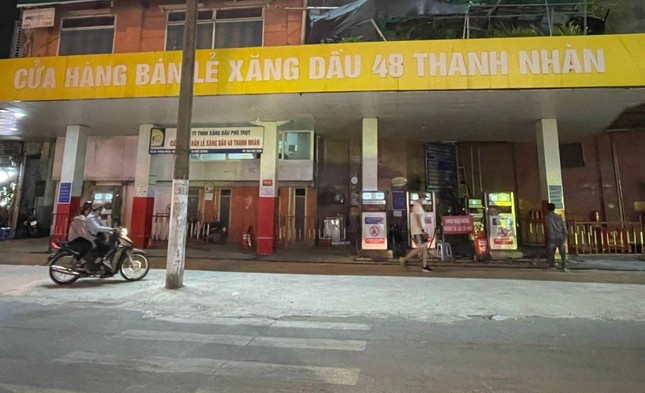 Người Hà Nội ‘khóc thét’ vì cây xăng đóng cửa, uất ức mua 30.000 đồng/lít ở vỉa hè ảnh 3