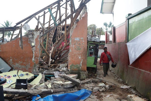 Động đất ở Indonesia: Hơn 460 người thương vong, bãi đỗ xe thành khu cấp cứu - Ảnh 1.