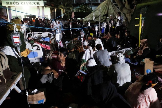 Động đất ở Indonesia: Hơn 460 người thương vong, bãi đỗ xe thành khu cấp cứu - Ảnh 5.