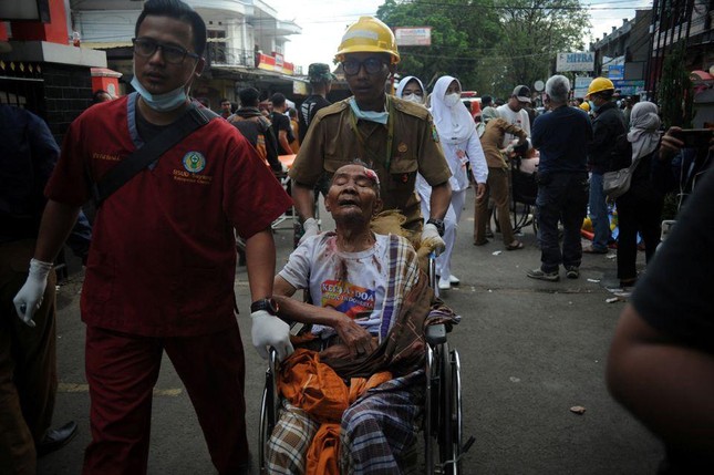 Động đất ở Indonesia: Hơn 460 người thương vong, bãi đỗ xe thành khu cấp cứu - Ảnh 7.