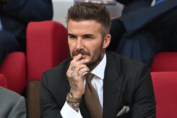  David Beckham lịch lãm như nam thần trên khán đài cổ vũ tuyển Anh ở World Cup 2022 - Ảnh 2.