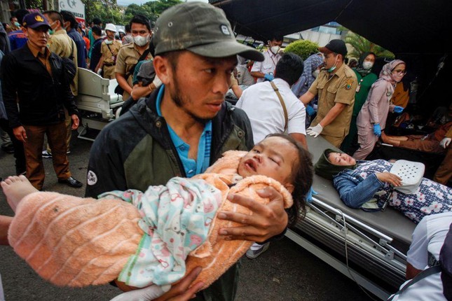 Động đất ở Indonesia: Hơn 460 người thương vong, bãi đỗ xe thành khu cấp cứu - Ảnh 8.