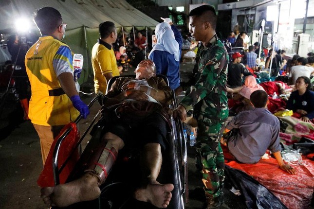 Động đất ở Indonesia: Hơn 460 người thương vong, bãi đỗ xe thành khu cấp cứu - Ảnh 6.