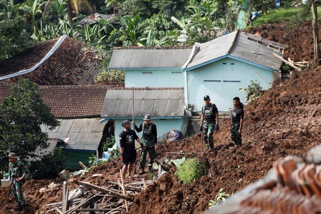 Động đất ở Indonesia: Hơn 460 người thương vong, bãi đỗ xe thành khu cấp cứu - Ảnh 2.