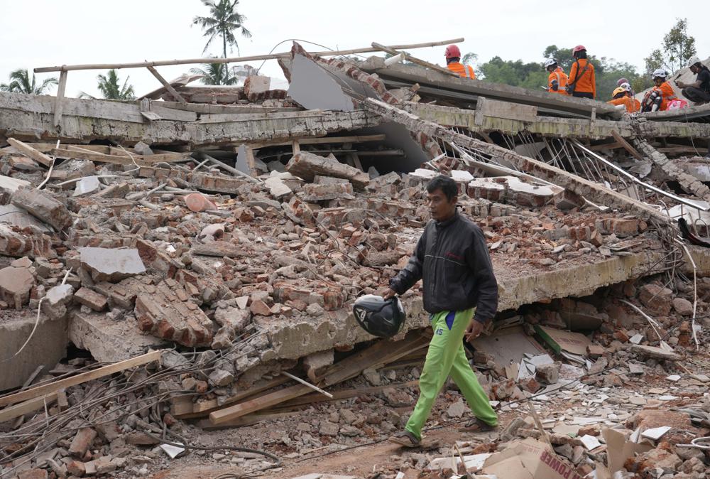 Động đất Indonesia: Thương vong lên gần 1.300, báo cáo đau lòng từ 51 trường học - Ảnh 10.