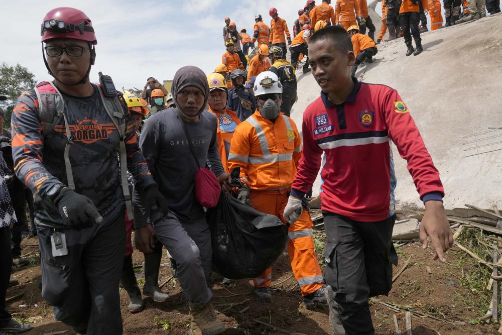Động đất Indonesia: Thương vong lên gần 1.300, báo cáo đau lòng từ 51 trường học - Ảnh 1.