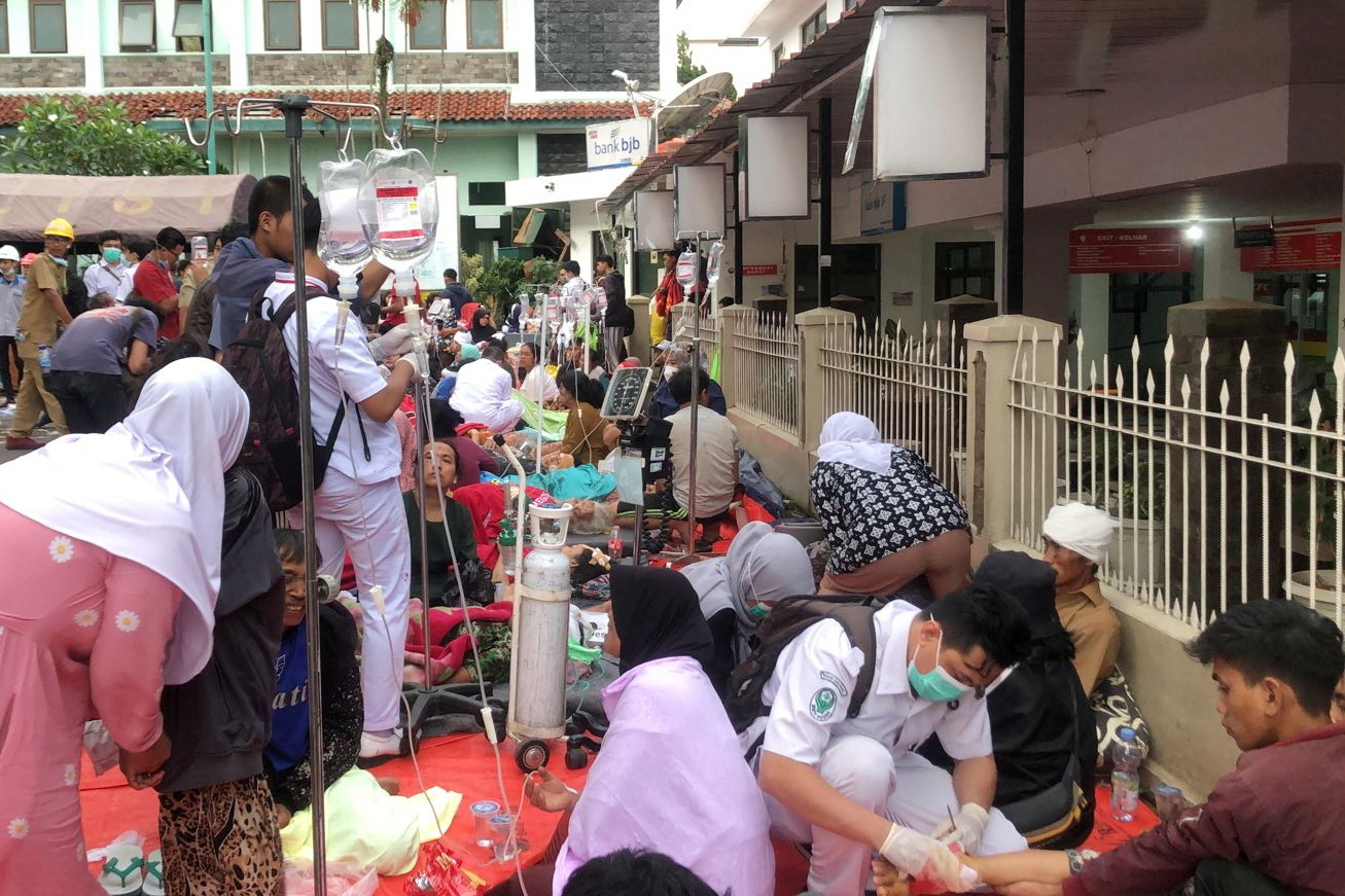 Động đất Indonesia: Thương vong lên gần 1.300, báo cáo đau lòng từ 51 trường học - Ảnh 2.