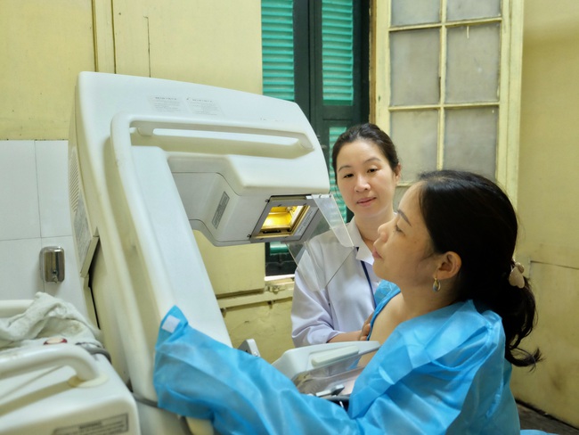 Việt Nam mỗi năm có 22.000 ca mắc mới và hơn 9.000 ca tử vong vì ung thư vú: BS Bệnh viện K cảnh báo người dân vẫn coi thường căn bệnh nguy hiểm này - Ảnh 1.