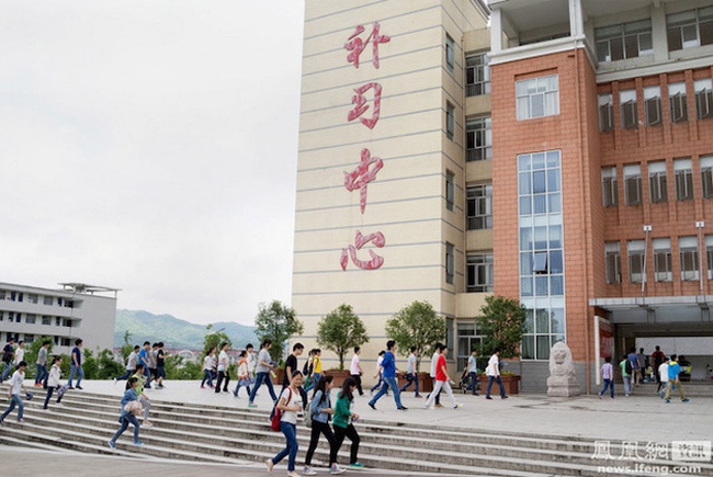 &quot;Công xưởng&quot; ôn thi đại học khắc nghiệt nhất Trung Quốc: Học 17 tiếng/ngày, con vi phạm cha mẹ cũng bị phạt - Ảnh 1.